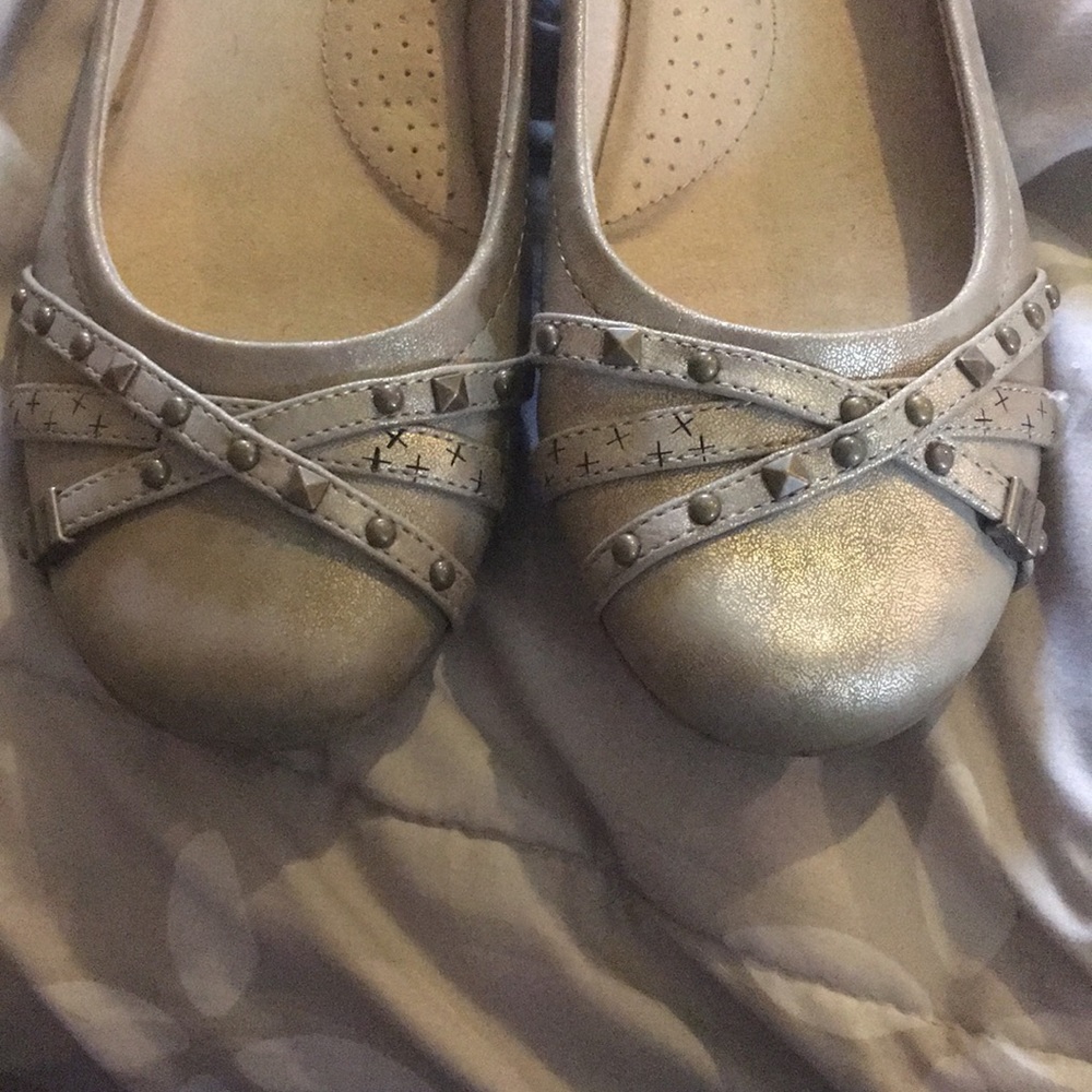 10 Tan and Gold Flats